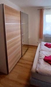 Ferienwohnung Betz Schlafzimmer Schrank Petersthal Allgäu